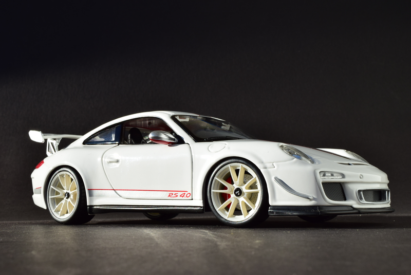 Illustration for article titled RennSport Battle: 997 911 GT3 RS 4.0, AUTOart v. Bburago